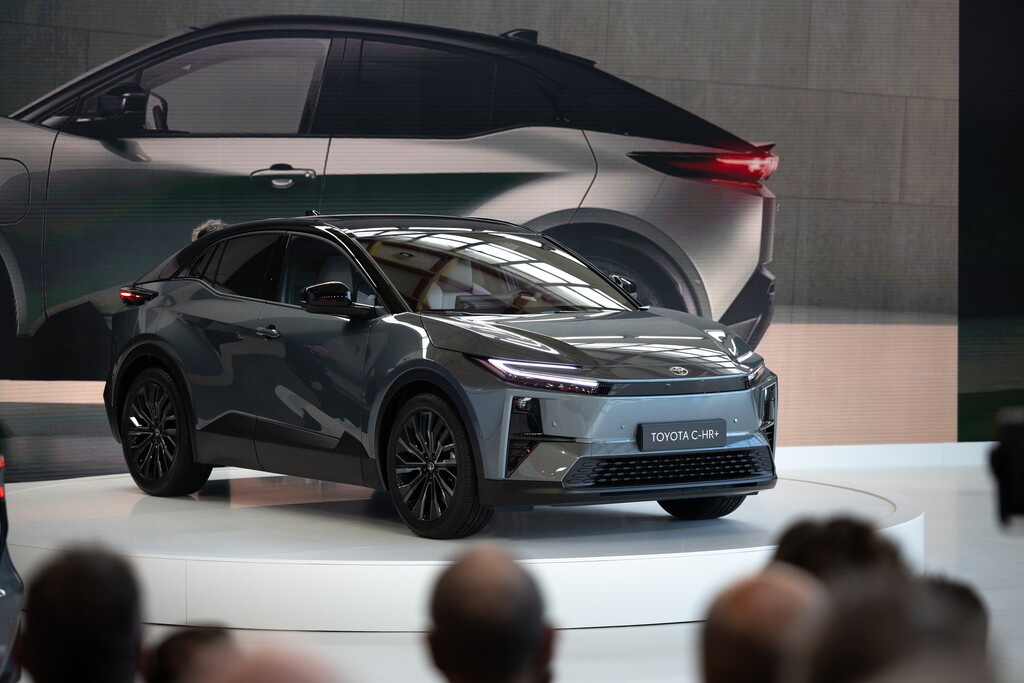 Однако, главной достопримечательностью мероприятия стал C-HR+...