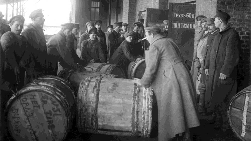 В ходе переписи планировалось взять на учет всех людей и все имеющиеся в стране земли, производства и запасы.📷Фото: РГАСПИ / Росинформ / Коммерсантъ