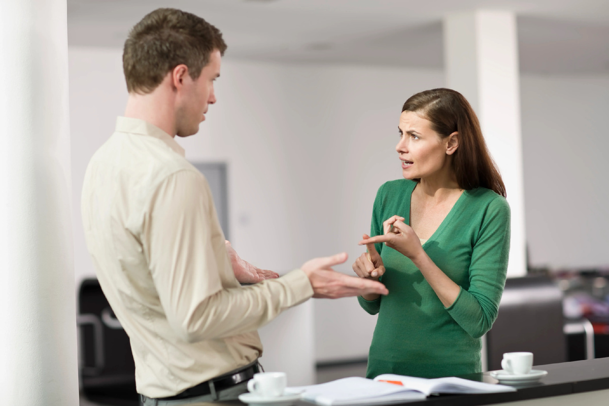 возмущенная женщина