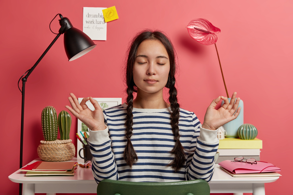 <a href="https://ru.freepik.com/free-photo/relaxed-asian-woman-meditates-workplace-sits-zen-pose-against-desktop-with-flowers-desk-lamp-notepads-wears-striped-casual-jumper-tries-relax-after-work-isolated-pink-background_12929542.htm">Изображение от wayhomestudio на Freepik</a>