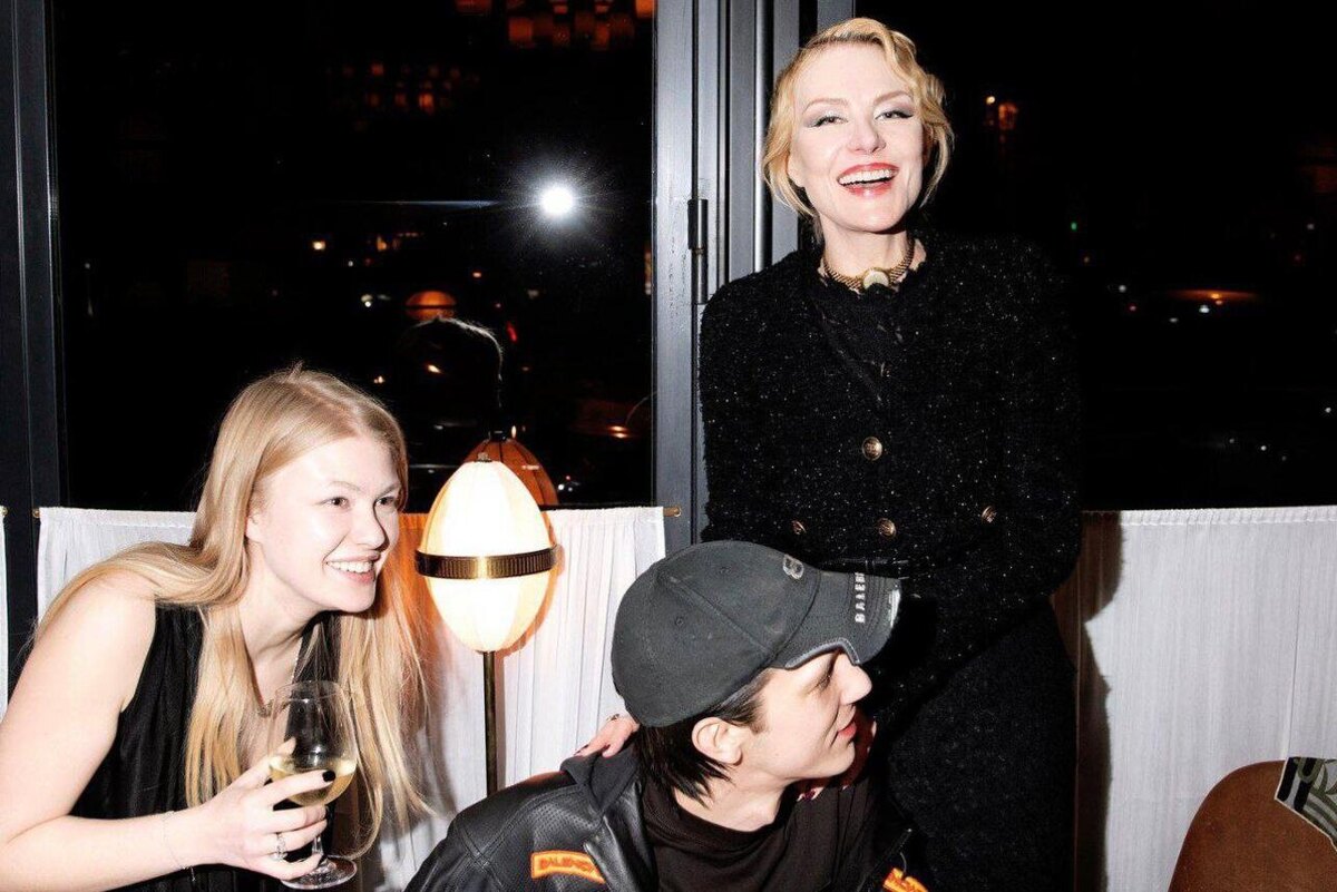    Рената Литвинова с дочерью и ее возлюбленным Соцсети