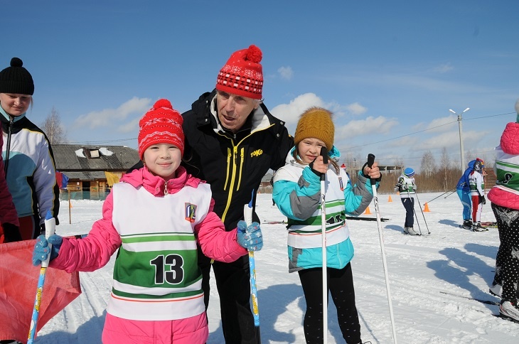 Напутствие опытного тренера юным лыжницам Ульяне Уляшевой и Даше Завьяловой (фото 2016 года)