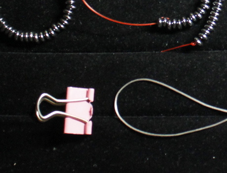 Складываем спандекс вдвое и на сгиб надеваем прищепку