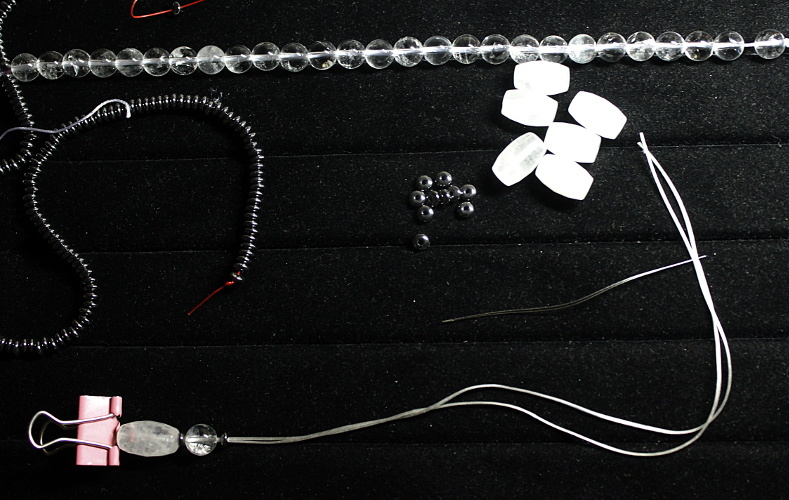 В ушко иглы нужно продеть оба свободных конца спандекса