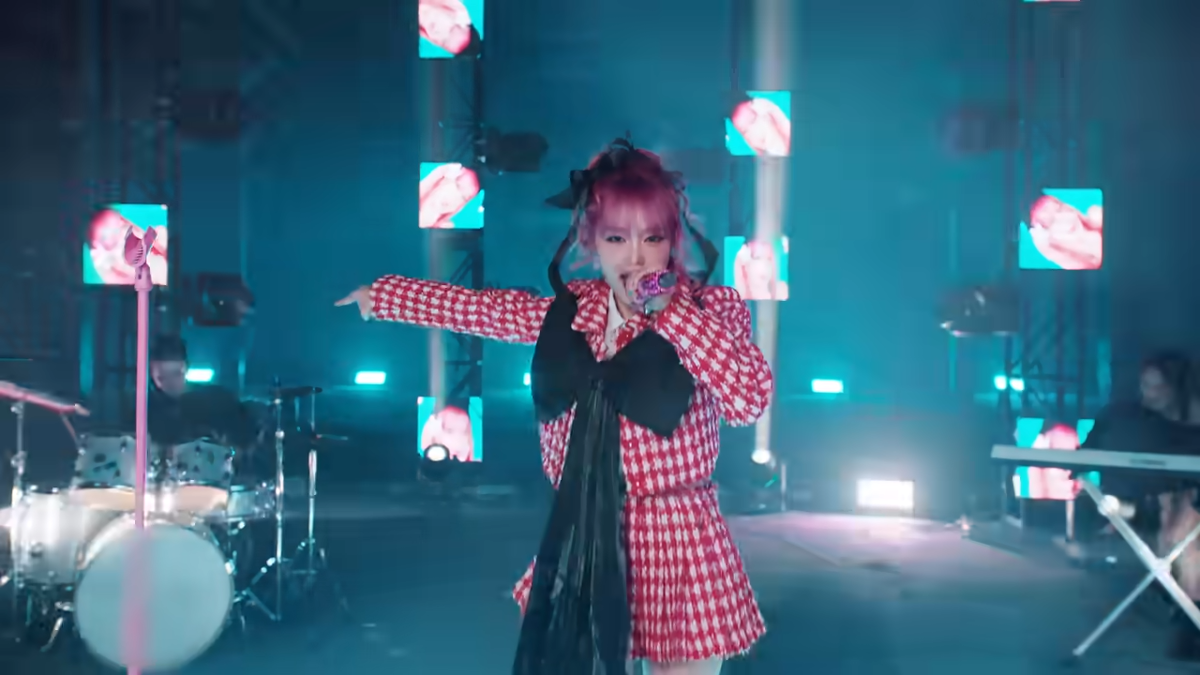 Множество «копий» YENA отсылают к идее «誰もの心の中で眠る愛» («любовь, спящая в сердце каждого»). Зеркала здесь — метафора универсальности ДНК, объединяющей всех людей.