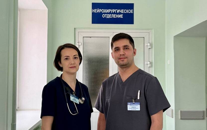 Врач-реаниматолог Евгения Баженова и врач-нейрохирург Муродбек Саидхонов. Фото: пресс-служба Минздрава Удмуртии