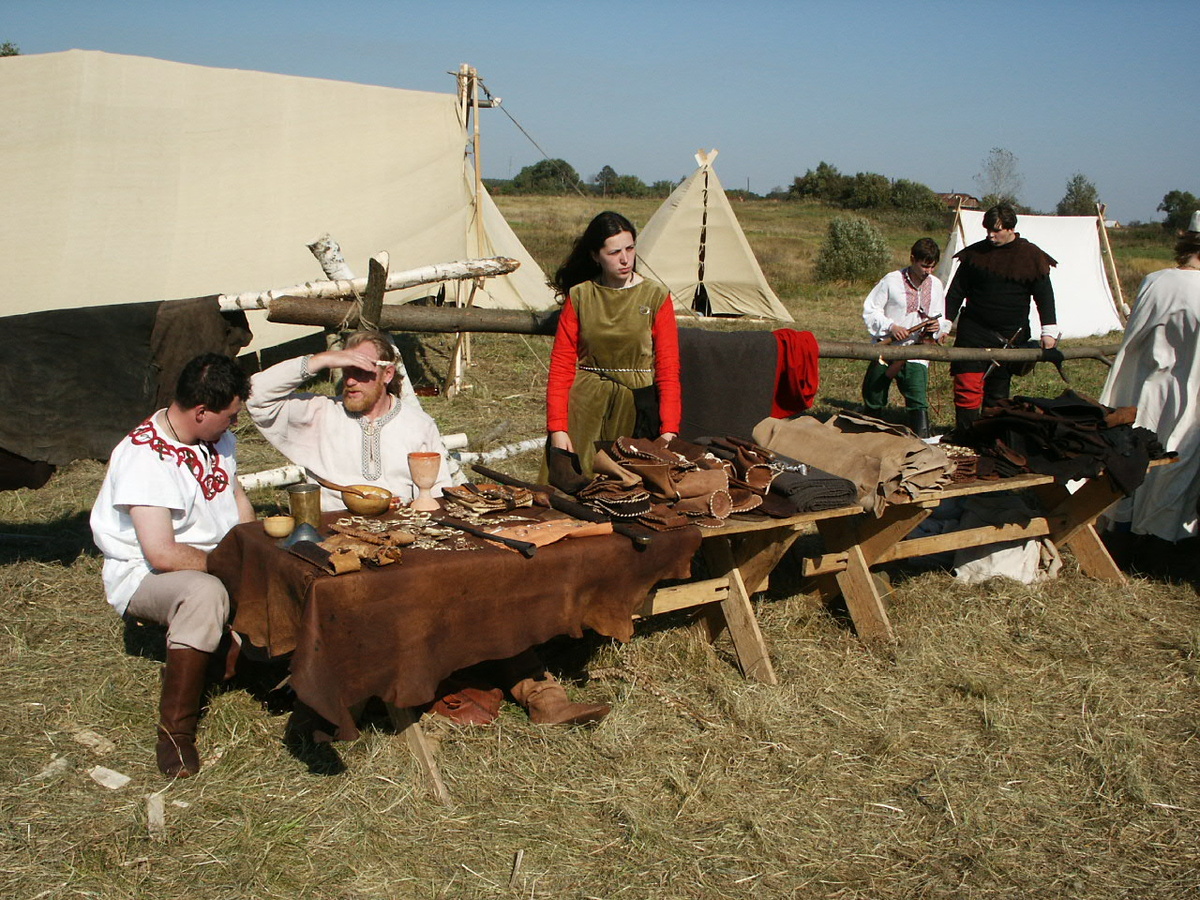 Что-то типа такого, только шкуры вон лежат, а я куда-то отшёл.