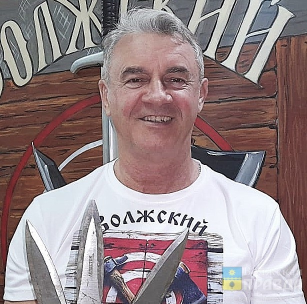 Руководитель клуба "Волжский клинок" Юрий Молчанов📷    «На тренировках метаем даже гвозди»: в Волжском работает клуб по метанию клинков и топоров
