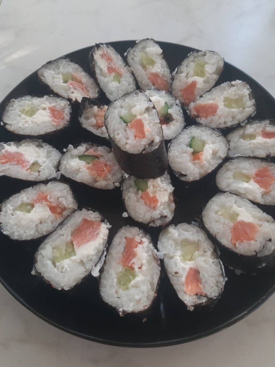 Роллы ,cуши ,сашими , онигири просто обожаю. Но домашние намного вкуснее, чем в ресторане и xотя бы уверен в продуктаx. Пусть не так все красиво и ровненько, но вкуснооооо