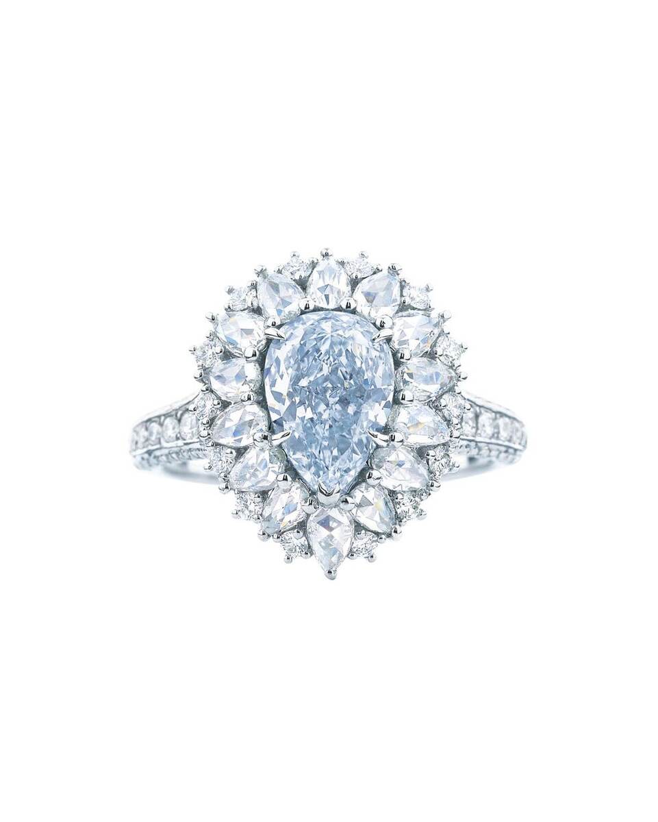 Голубой бриллиант огранки груша 1.45 карат, окруженный двойным ореолом - из более мелких груш и из кругов