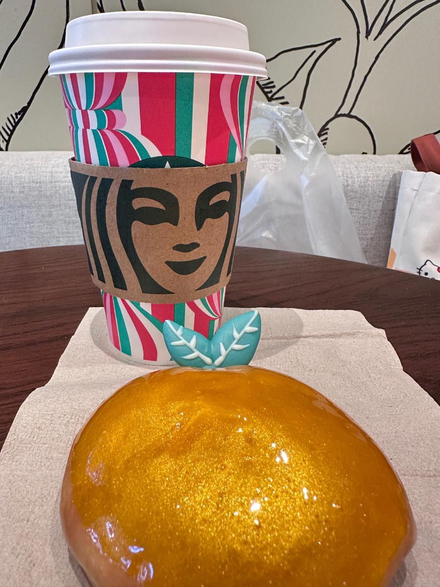 Кофе из Старбакса и пончик из Криспи Крим.