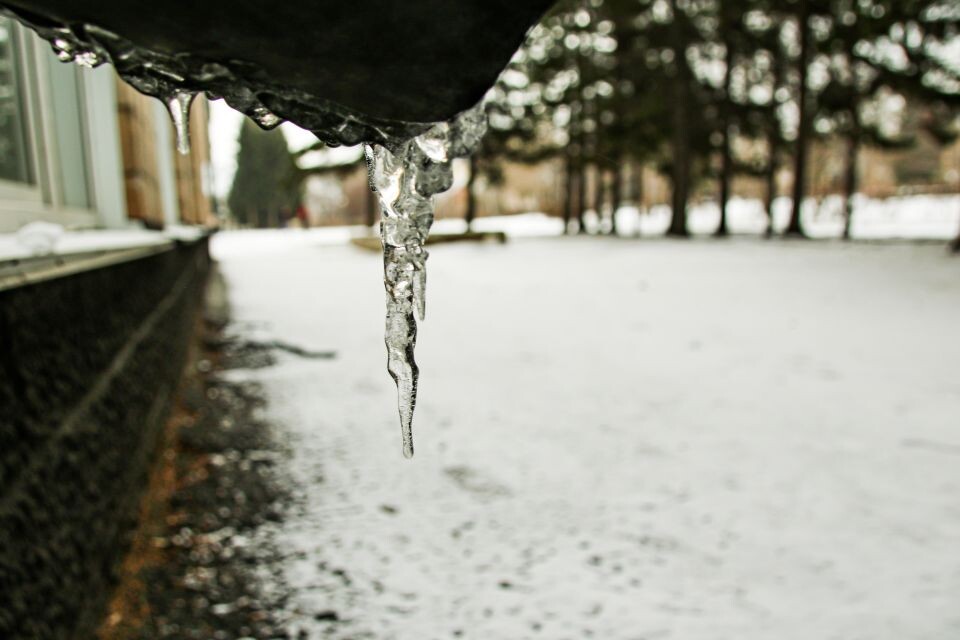    Сосульки. Снег.. Источник: Виталий Барабаш/"Толк"