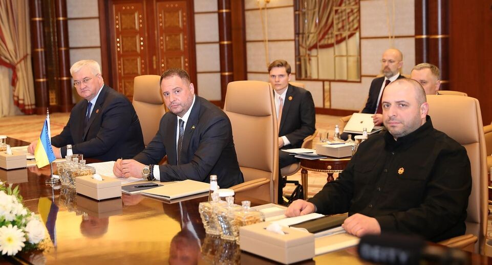    С украинской стороны в переговорах с США участвовали глава МИД Андрей Сибига, глава офиса Владимира Зеленского Андрей Ермак и министр обороны Рустем Умеров. Wang Dongzhen/XinHua / www.globallookpress.com