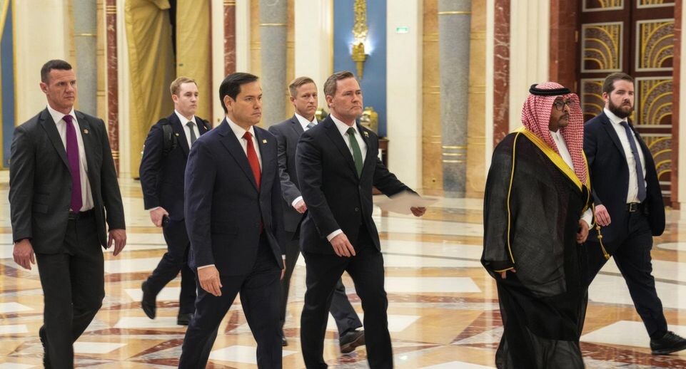    Американская делегация: госсекретарь Марко Рубио и помощник президента США по нацбезопасности Майк Уолц в Саудовской Аравии. Freddie Everett/Us State / www.globallookpress.com