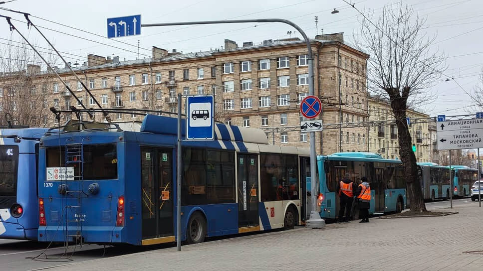 Последствия столкновения автобуса и троллейбуса на улице Типанова.📷Фото: vk.com / spb_today