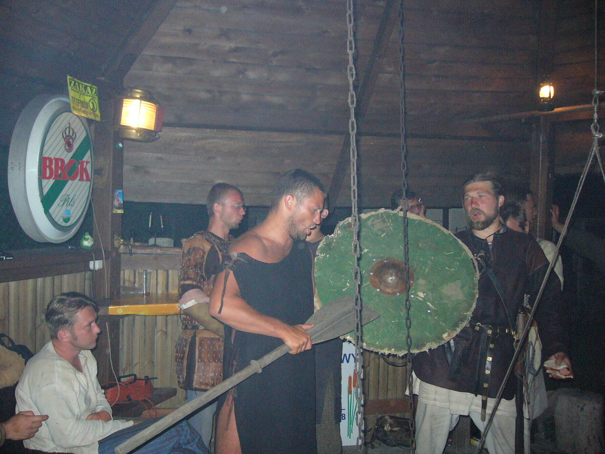 Атмосфера российско-польского кутежа. Малюткий бьёт веслом в щит, Бьярни поёт. 