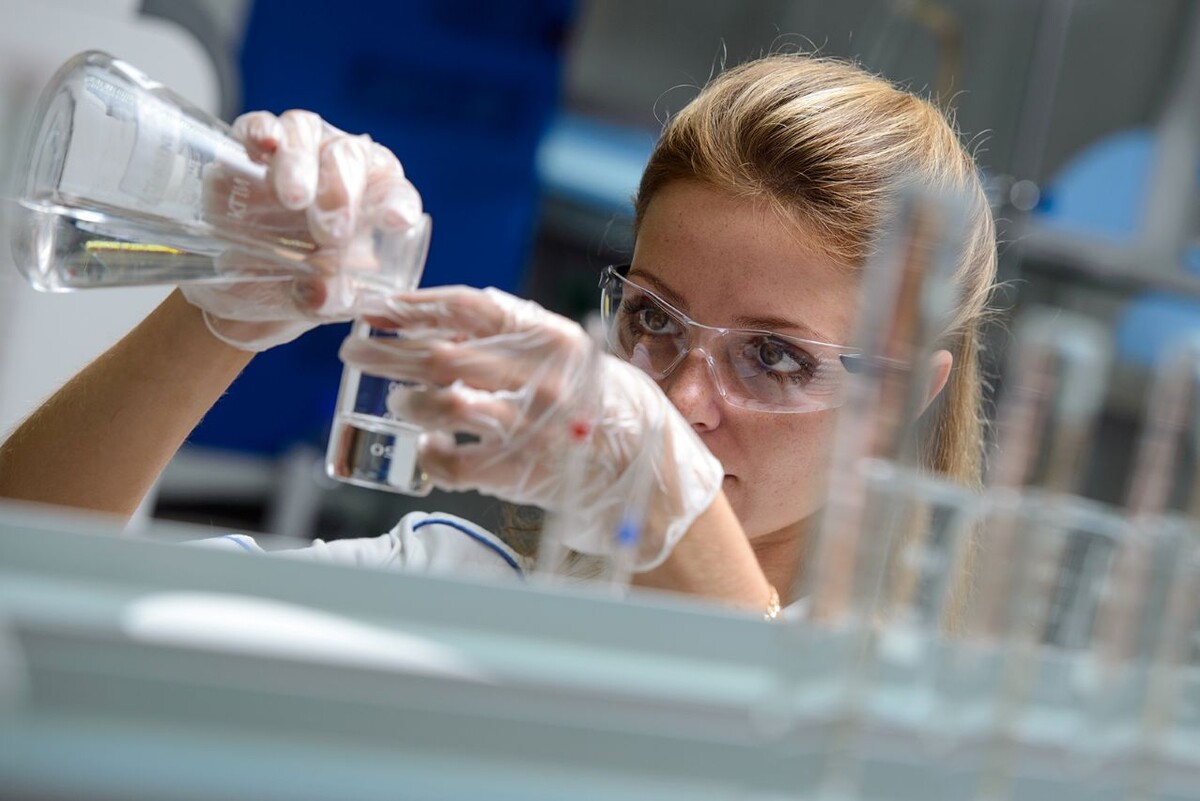 Весь производственный процесс контролируется специалистами лаборатории.  Фото: пресс-служба «Газпром нефти»