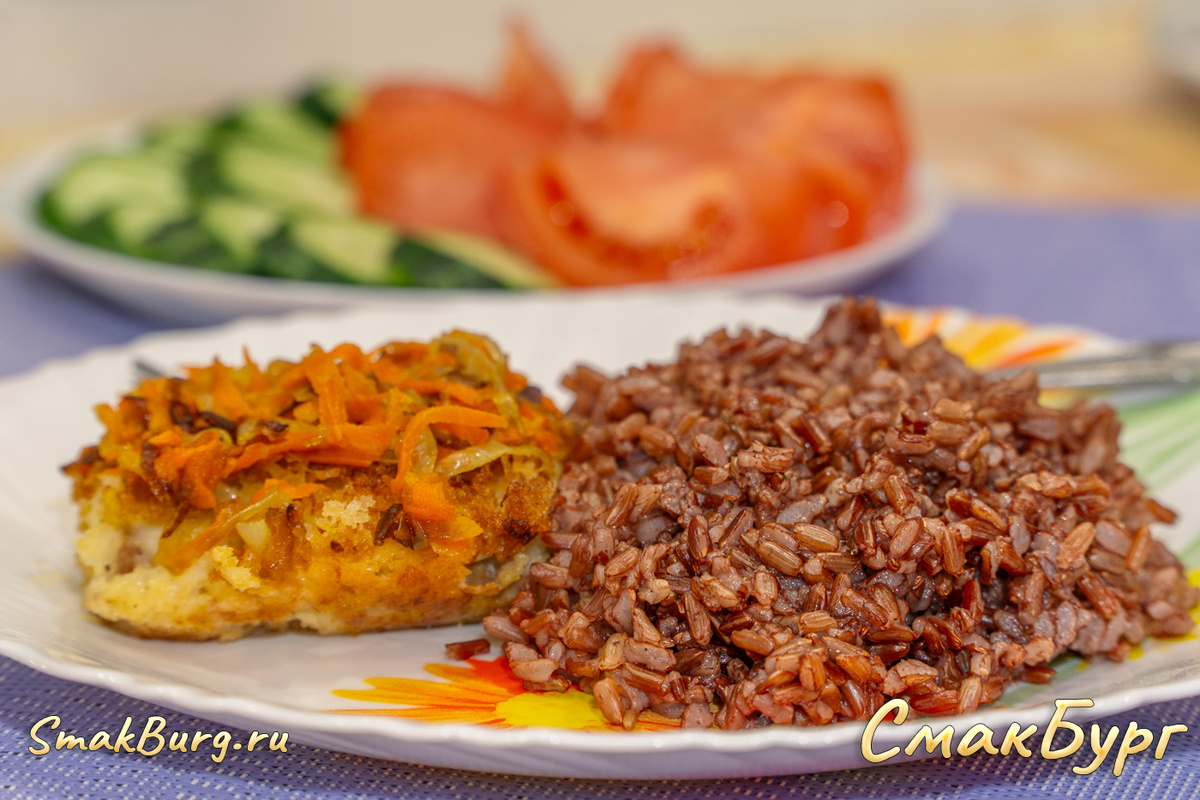 Белая рыба под овощной шубой с красным рисом - простой и вкусный рецепт на каждый день