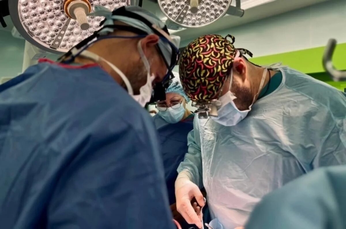    Кардиохирурги провели операцию с подключением искусственного кровообращения.