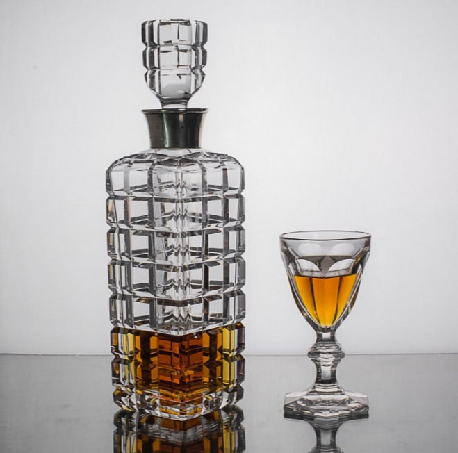 ГРАФИН для крепких напитков из роскошного резного хрусталя (https://www.livemaster.ru/item/50201834-vintazh-hrustalnyj-shtof-kvadratnaya-gran) и оголовком из серебра. Сделан в Испании в начале ХХ века.