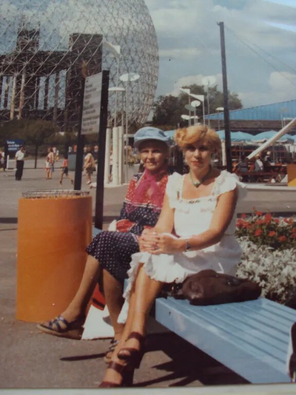   Я со свекровью  моей канадской подруги в Монреале. . Она слева. Ей 83года