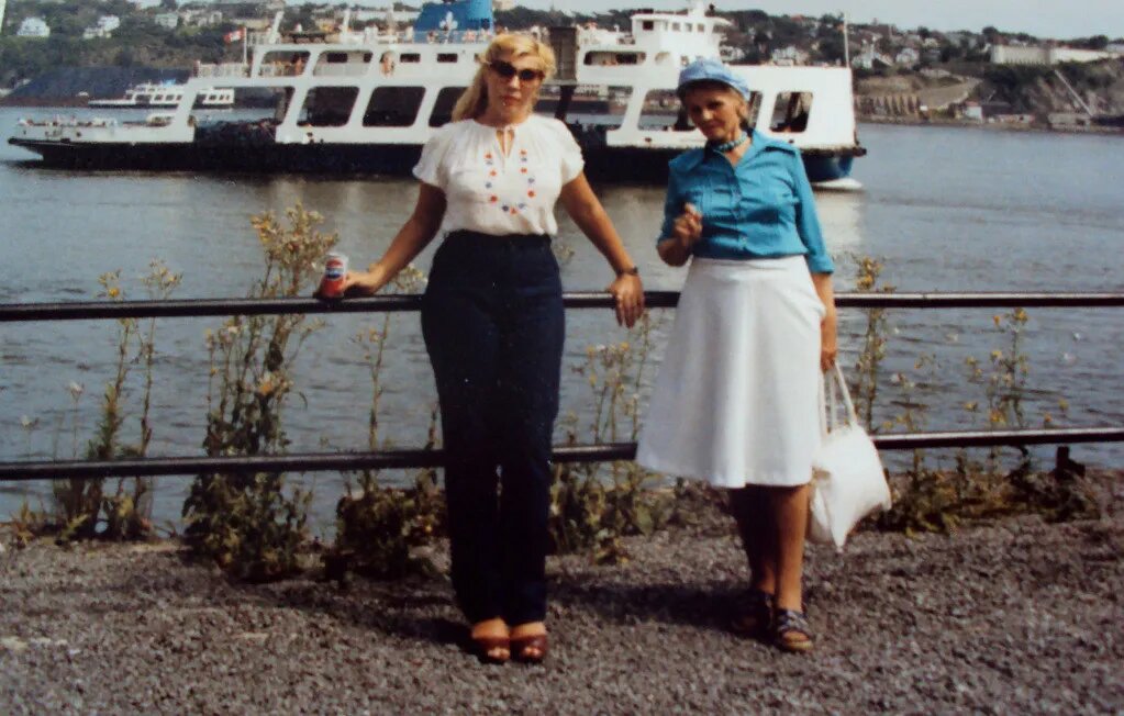  Со свекровью моей канадской подруги в КВЕБЕКЕ (город в Канаде) . Ей 83 года . Она справа. 