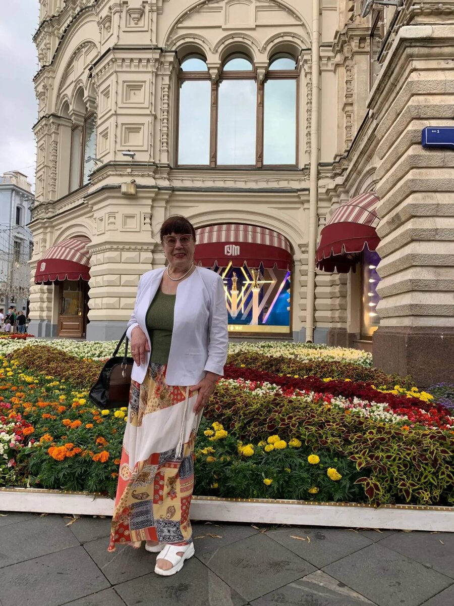 Стою  у ГУМА в МОСКВЕ в 2023 году