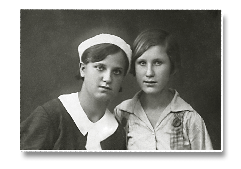 Фотография из семейного архива. Июнь 1937 год. Гребенюк Тамара (на фото слева) с одноклассницей.