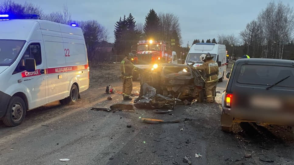Последствия столкновения Daewoo с лесовозом и автобусом в Ленобласти.📷Фото: ГУ МВД РФ по Петербургу и Ленобласти