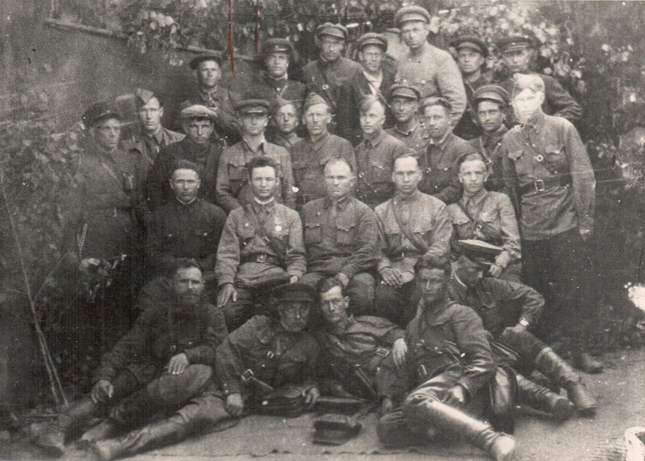  
 Дед Миша-комиссар — в первом ряду по центру — и партизанский отряд "Чекист".
Дед Миша, новая фотография отряда "Чекист" из Староселья