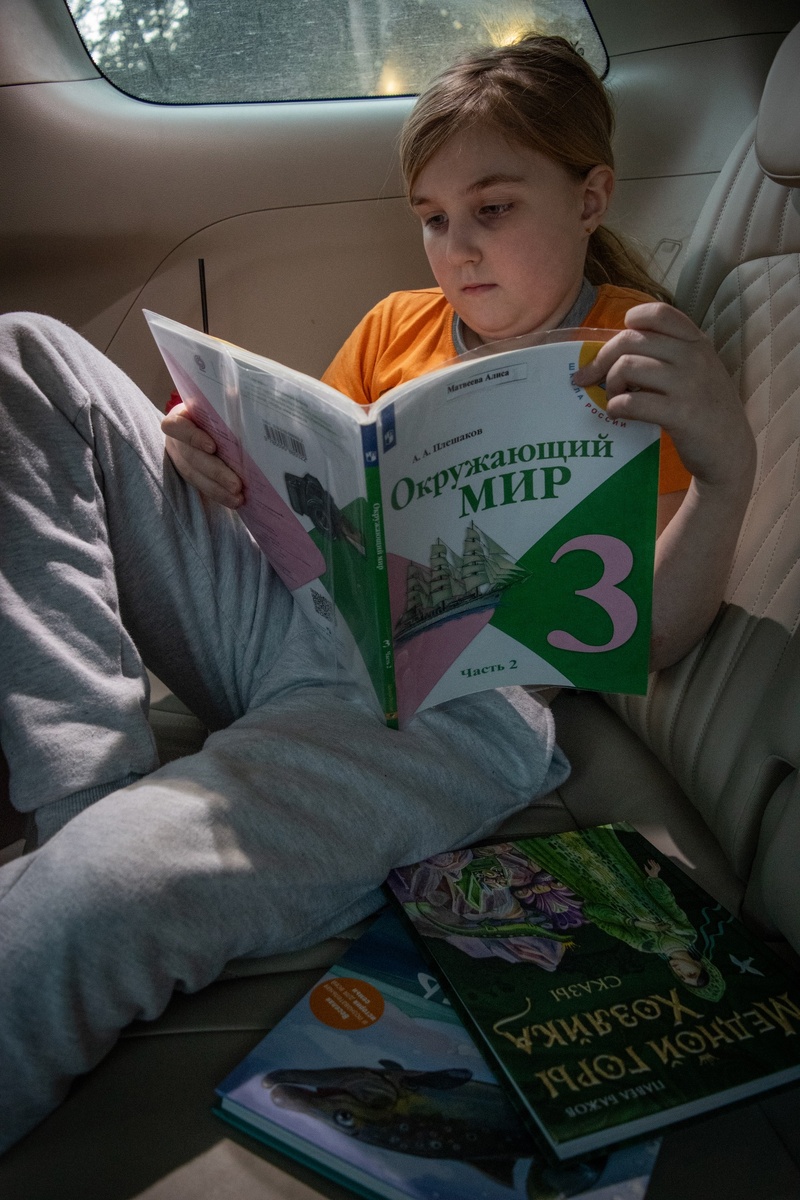 Когда об "окружающем мире" рассуждают люди сами этот самый мир не видевшие - это ещё пол беды. Но когда они начинают учить других - вот это уже реальная проблема!
Окружающий мир лучше изучать своими глазами.