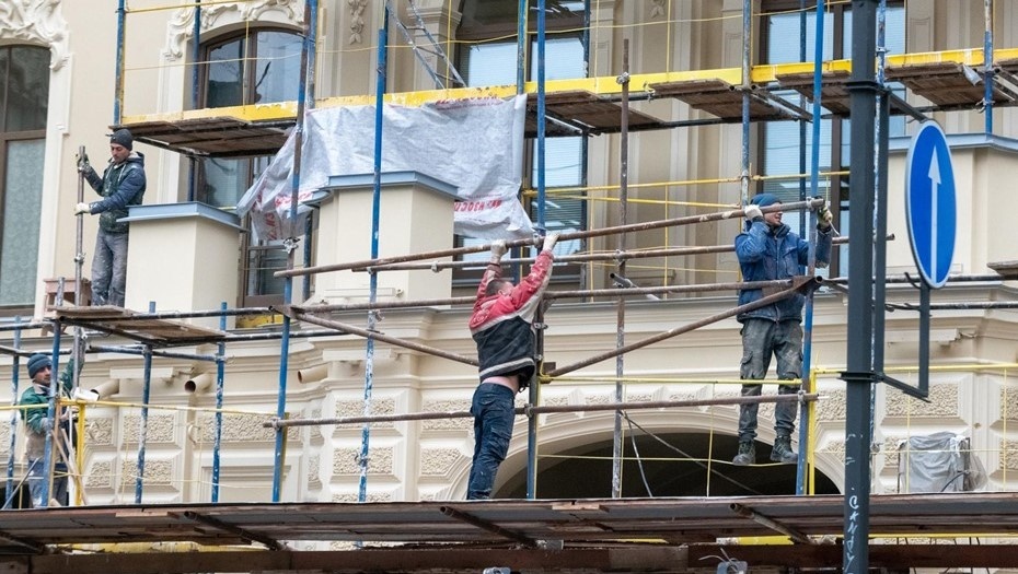    Особняк статс-дамы Елизаветы Михайловны Бутурлиной, Чайковского 10. Рабочие демонтируют строительные леса. Автор фото: Тихонов Михаил