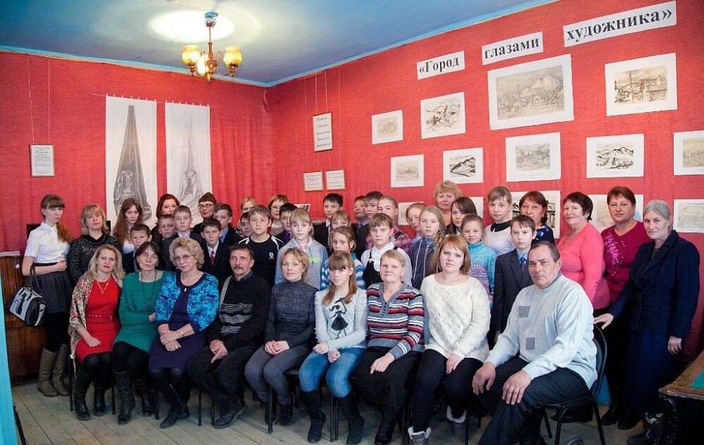 Вечер памяти, посвященный  земляку Николаю Полянскому в родном городе. На переднем плане (справа) жена, дочери и внучка художника. Фото Дмитрия Головина