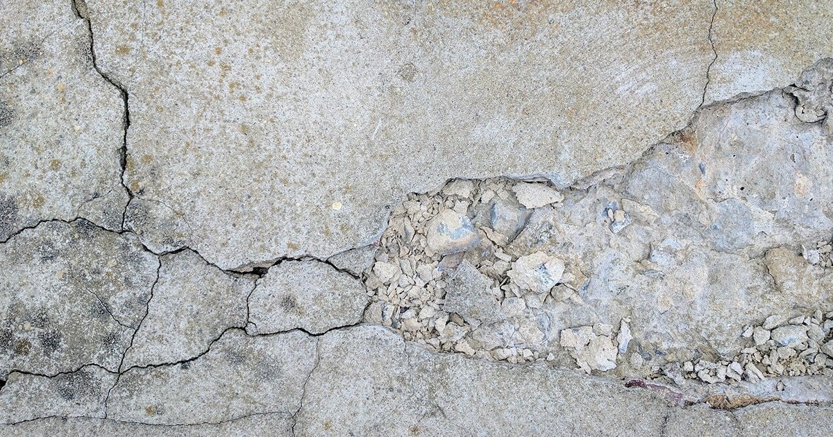 разрушение верхнего слоя бетона