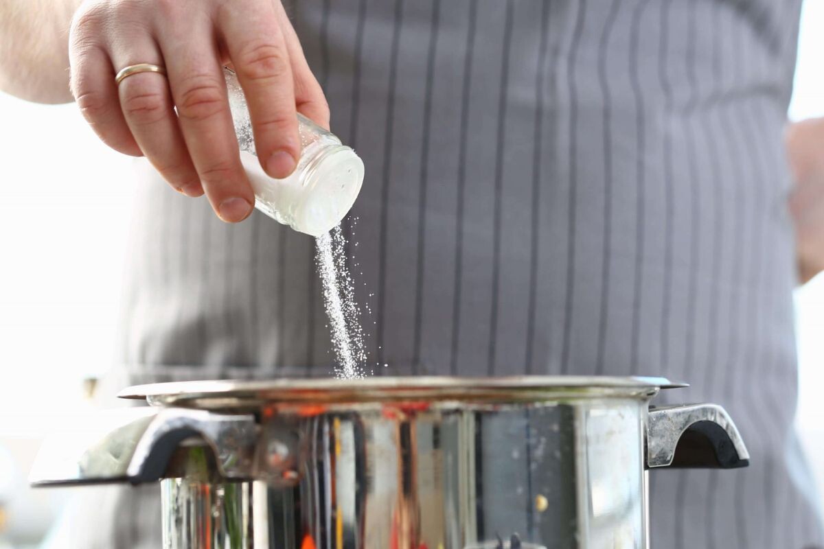 Нужно ли подсаливать еду кошкам