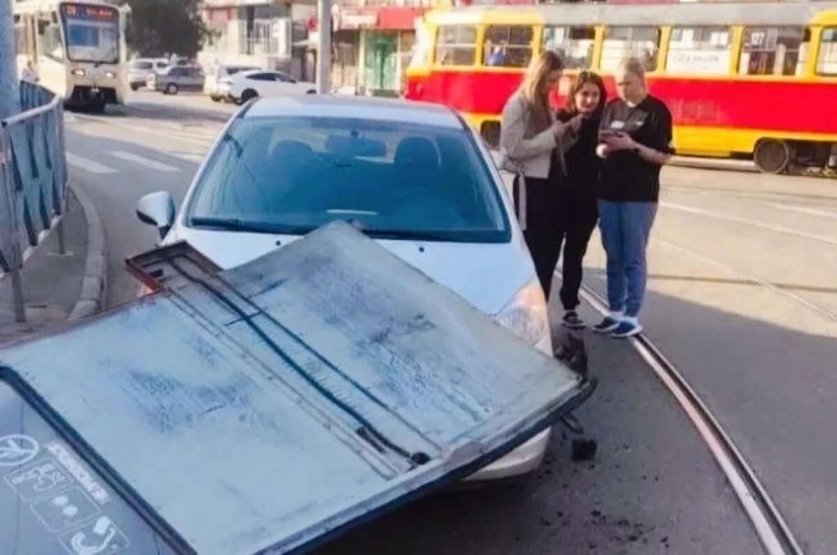    В Краснодаре трамвайная дверь упала на автомобиль, зацепивший вагон