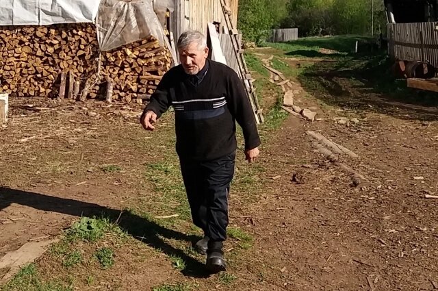    Александр Иванович у себя на участке. Фото: Оханск – наша родина/ Ольга Лоскутова