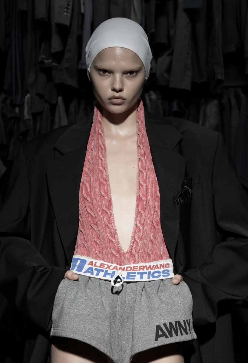    Рисуем граффити на лице и выбрасываем расческу: бьюти-тренды Недели моды осень-зима 2025 (фото 1)