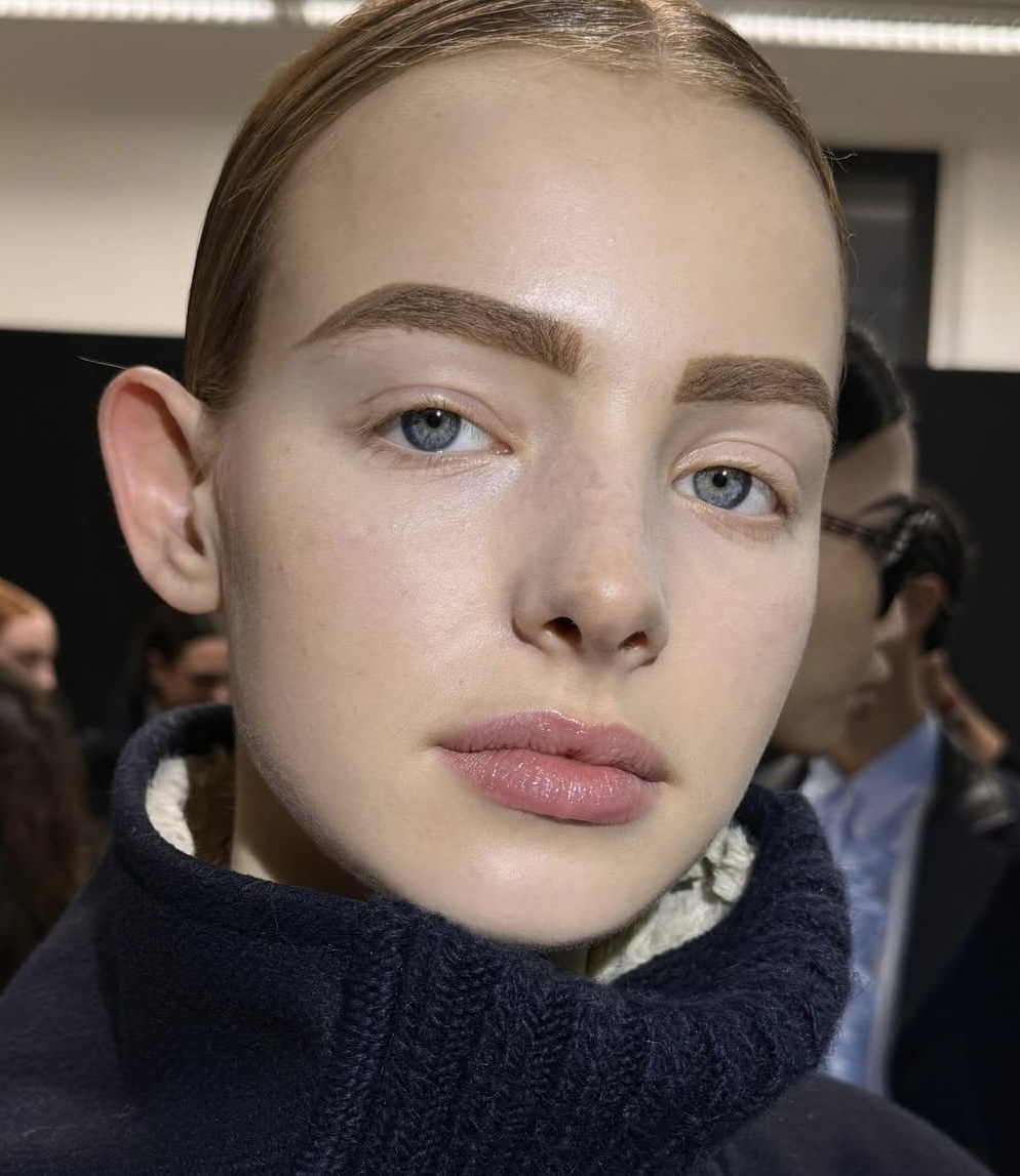    Рисуем граффити на лице и выбрасываем расческу: бьюти-тренды Недели моды осень-зима 2025 (фото 2)