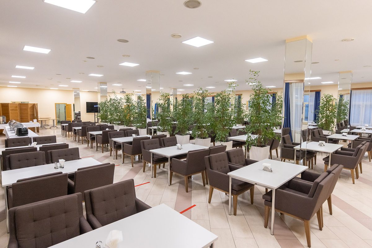 Самих столовых я не видела, интернет выдал такую картинку. Может, это для преподавателей, а то как-то слишком прилично выглядит))) В моем студенчестве столовые выглядели не так))) 