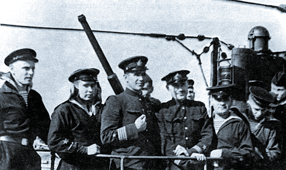 Герой повествования (третий слева) и его экипаж.