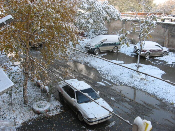 Большинство личного автотранспорта в сахалинских дворах представляют различные японские внедорожники – вполне пригодные для СВО / Фото: Vostok.Today