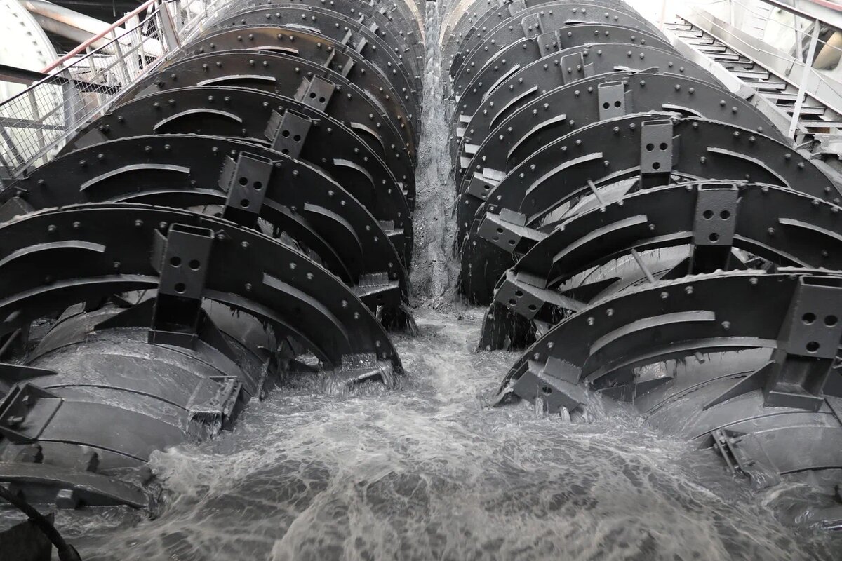 Чтобы исключить внеплановые простои, специалисты усилили нижние витки спиралей классификатора «косынками» из металла в местах крепления лопастей и добавили рёбра жёсткости. Фото Александра Белашова / «Медиацентр»