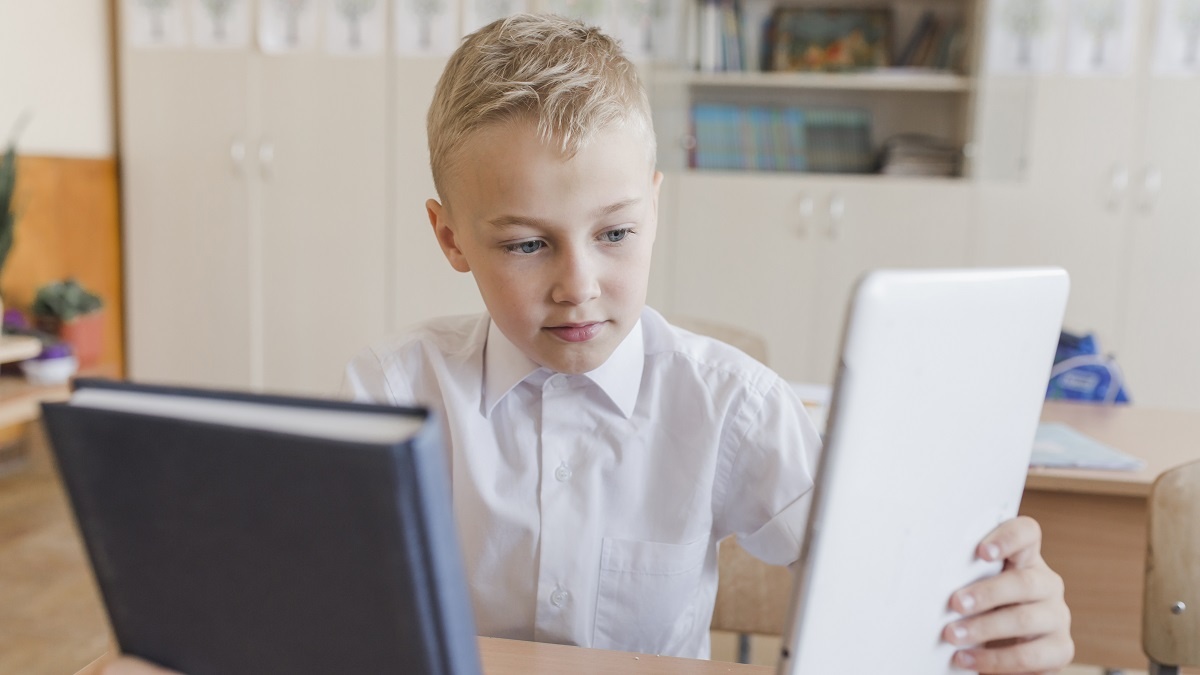    Дети активно используют нейросети для учёбы. Фото: Freepik