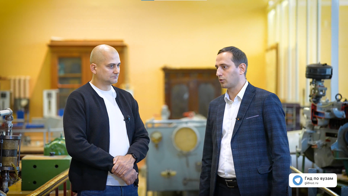 Интервью в Петербургском государственном университете путей сообщения Императора Александра I (ПГУПС): справа – зам. декана по учебной работе факультета транспортных и энергетических систем, к.т.н., Максим Панченко, слева – главный редактор СМИ «Гид по вузам», к.п.н., Роман Гетц.