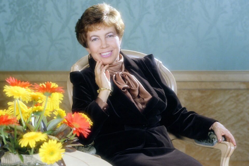 Журналисты западных СМИ отмечали не только раскованность первой советской леди, но и ее непривычные западному, (а тем более советскому) глазу элегантные, стильные костюмы. Фото: фотохроника ТАСС.