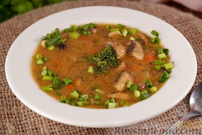 шампиньоны, лук репчатый, морковь, крупа кукурузная, паприка молотая, перец душистый горошком, лавровый лист, зелень укропа, лук зелёный, соль, перец чёрный молотый, масло растительное