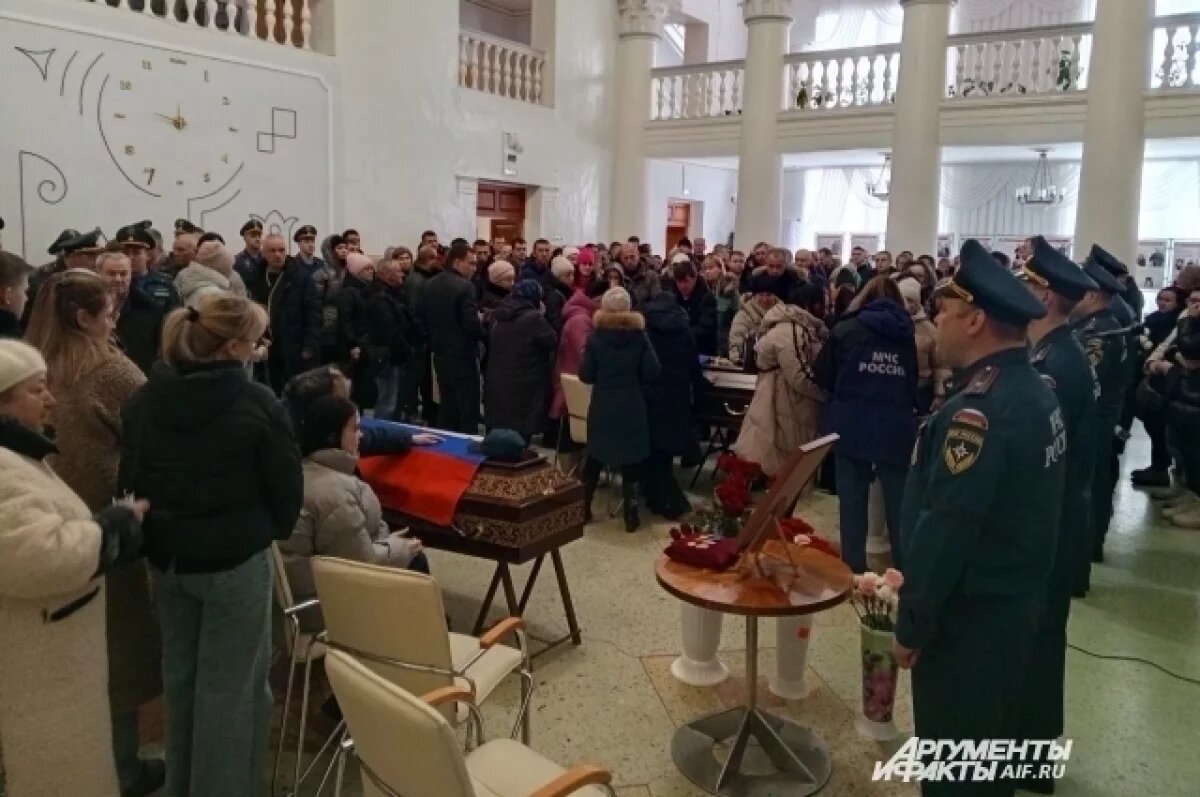    Прощание с пожарными Александром Царамовым и Евгением Некрасовым в Соликамске