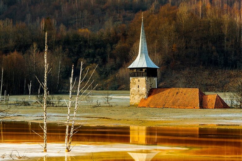 Сегодня от Геаманы осталась лишь верхушка церкви с колокольней, торчащая из зловещей ржаво-красной воды.