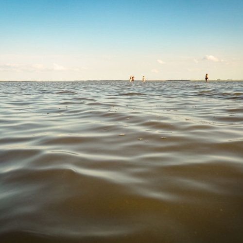 Воды этого озера солёные до такой степени, что, говорят, тут можно лежать и книгу читать!… Взял отсюда: https://ozero-medvejie.ru/